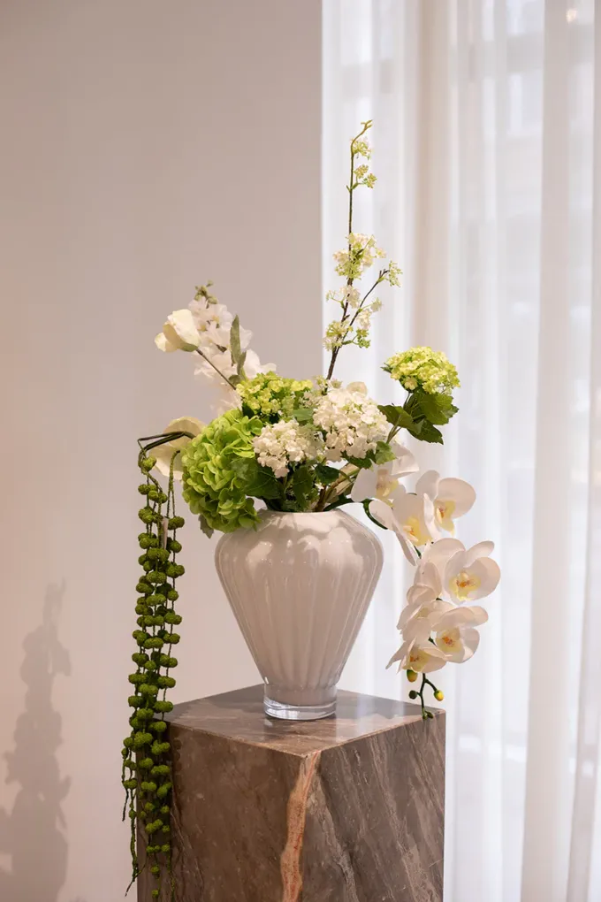 Best Specktrum Artificial Flowers - Light green Hydrangea branch