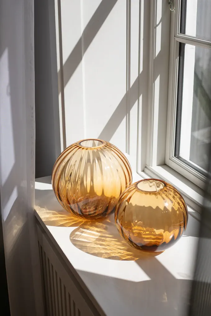 Hot Specktrum Sadie Vase - Line - Amber Medium